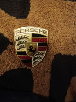 2006 Porsche Cayenne hood emblem