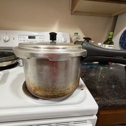 Sturdy Stovetop Pressure Cooker – Works Great!