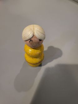 👵 Vintage Fisher-Price Little People WOOD Woman Grandma – Yellow Body White Bun – HTF