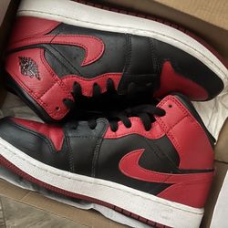 Jordan 1 Mid 5.5Y (women 7)