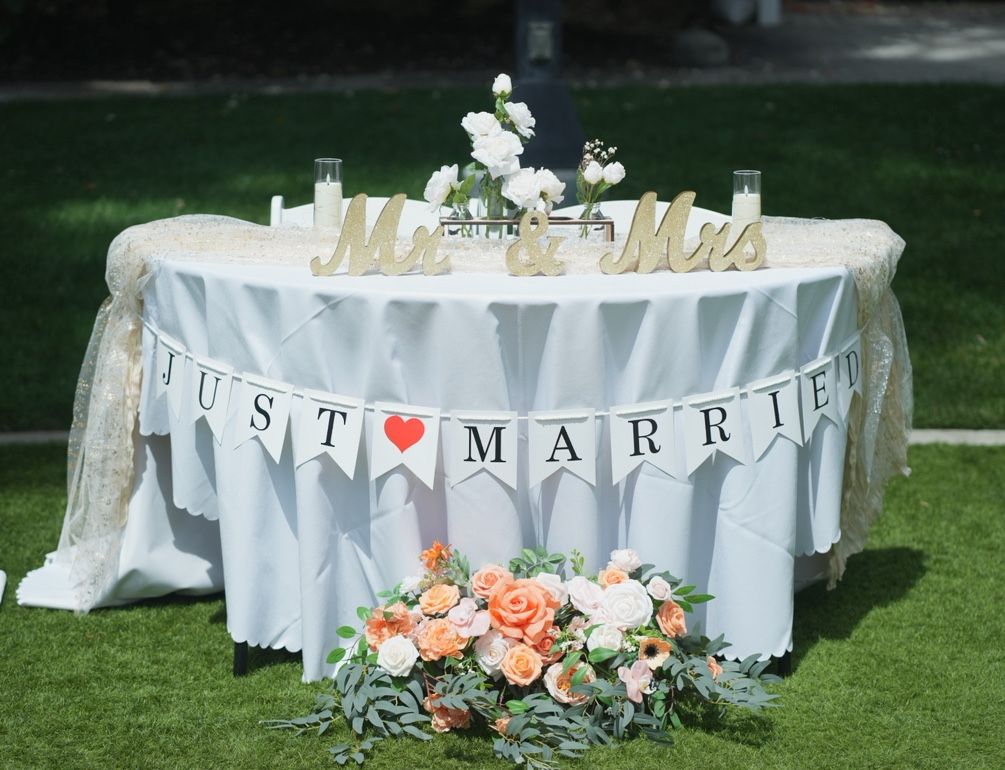 Wedding Decorations: Mr & Mrs Sign