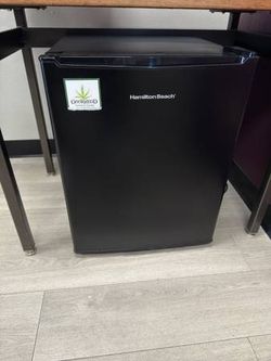 Hamilton Beach Black Compact Mini Fridge