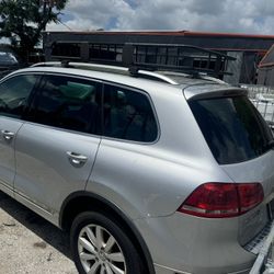 A lot of parts available! Volkswagen Touareg 2010-2015  (headlights, body parts, engine, trim)