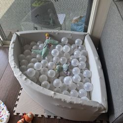 Corner ball pit