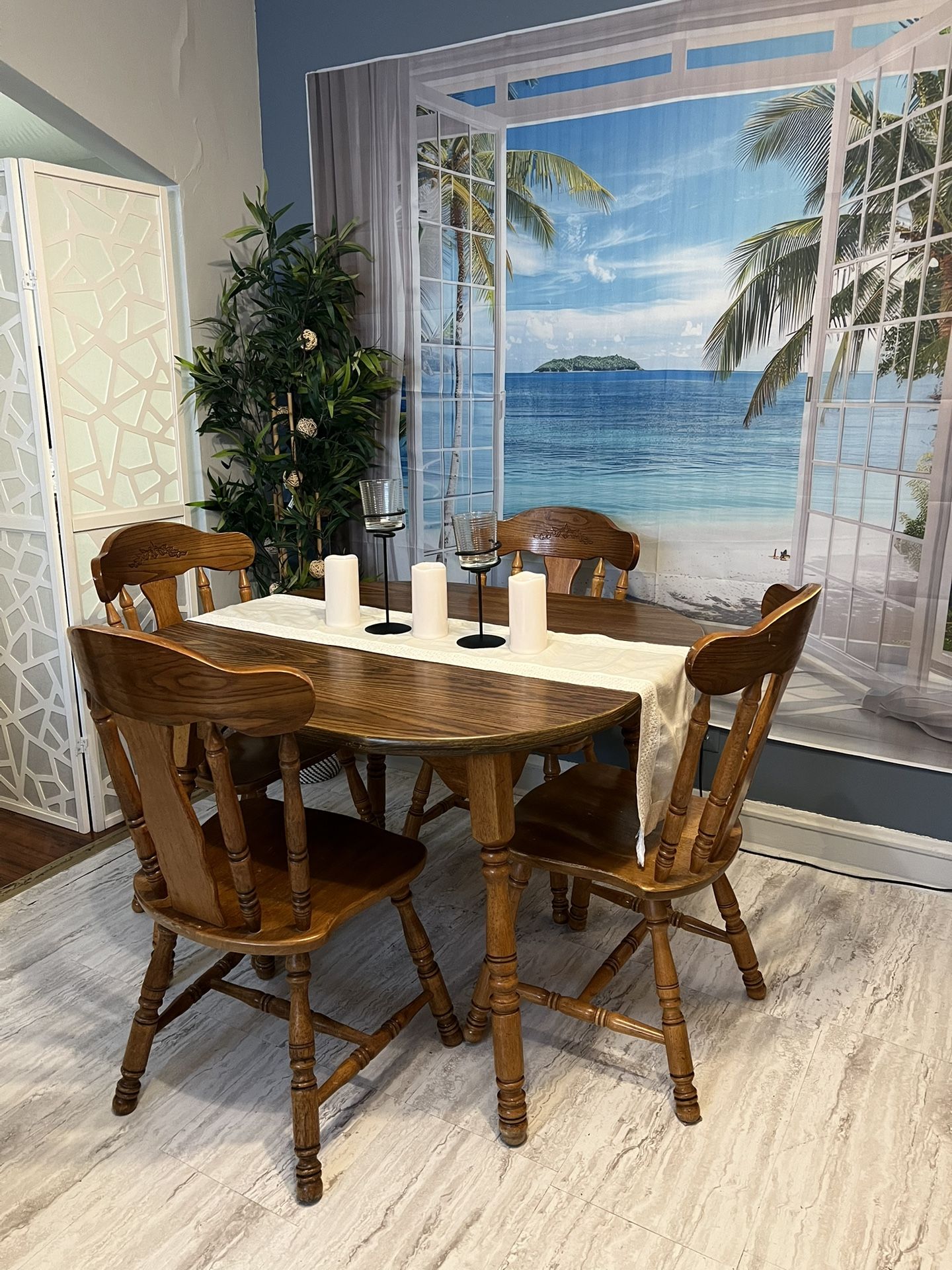 Nice Dining Set Good Condition!! Table With 2 leaves and 6 Chairs! I can Deliver
