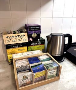 Español: Organizador de té de madera y hervidor eléctrico de acero inoxidable. Té incluido. English: Wooden Tea Organizer and Stainless Steel Electric