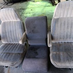 2 Front Chevrolet Chevy Seats 💺 $ 350 