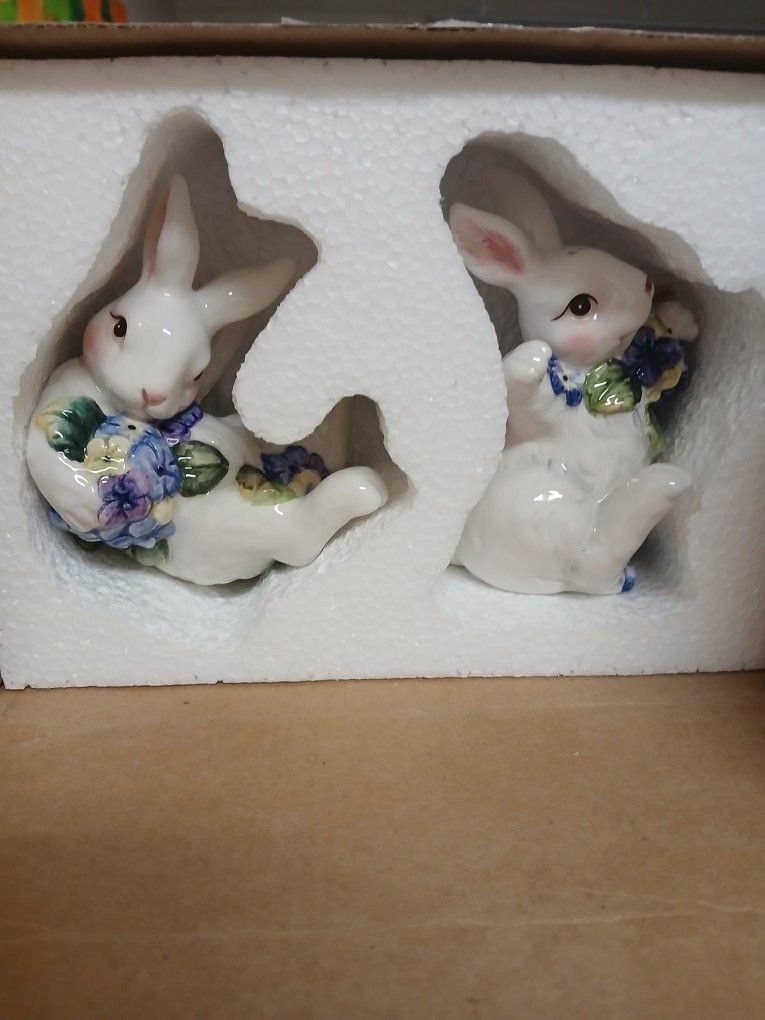 Vintage Easter Bunnies Salt & Pepper Set