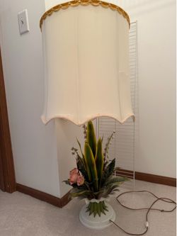 Vintage Scalloped Lamp With Floral Base