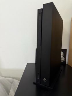 Xbox One X + Razer Wolverine V3 Controller