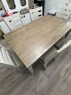 Dinning room set. Ashley furniture