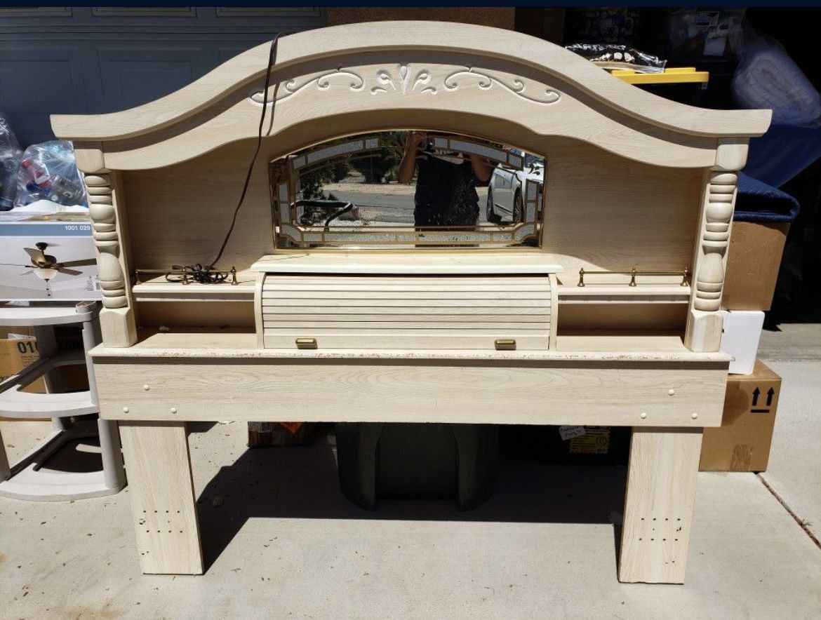 Bedroom Set 4 Pieces/ Queen