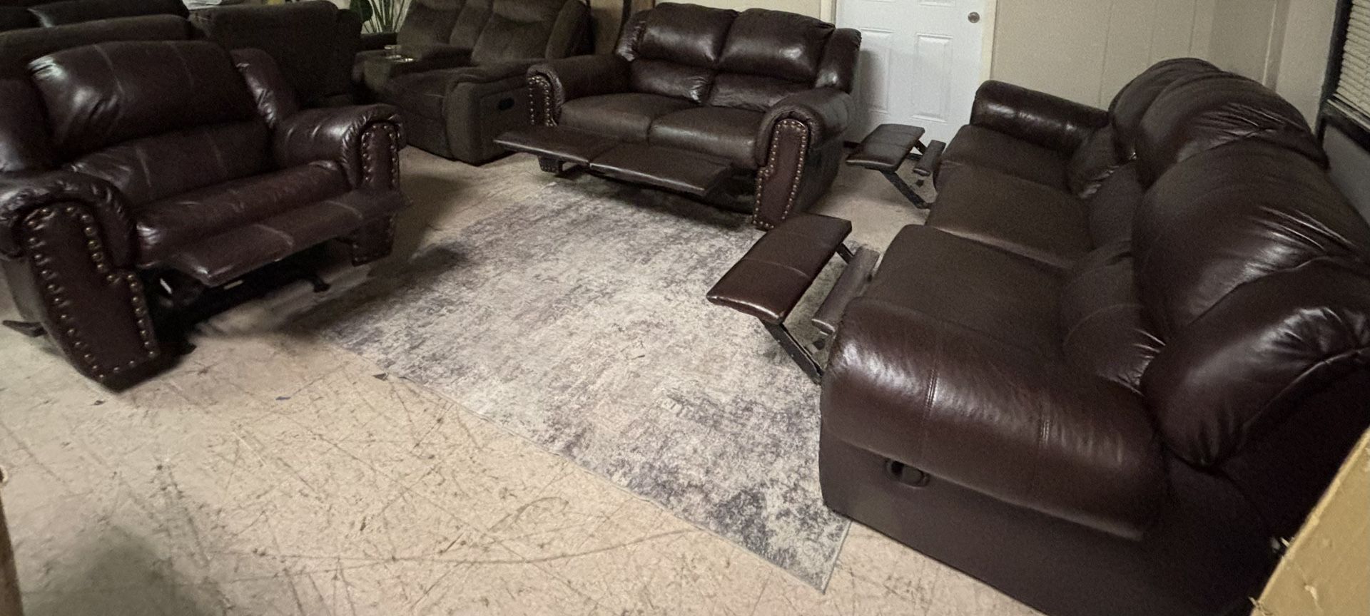 RECLINER COUCH AND LOVE SEAT SET, DELIVERY INCLUDED 🚚