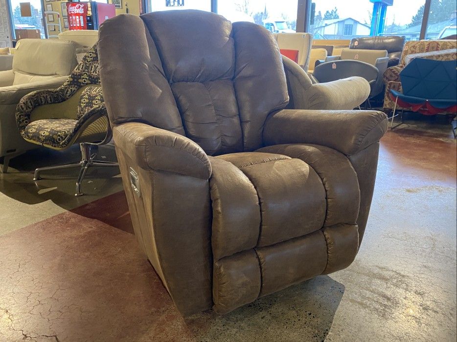 LA-Z-BOY Maverick Power Recliner w/ Headrest & Lumbar Controls