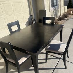 $200 Pottery Barn Dining Table With 4 Chairs 