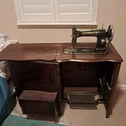 White Rotary Vintage Sewing Machine With Pedal And Cabinet 