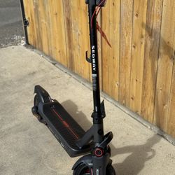 Segway Ninebot Max G3 – Only 10 Miles – Excellent Condition