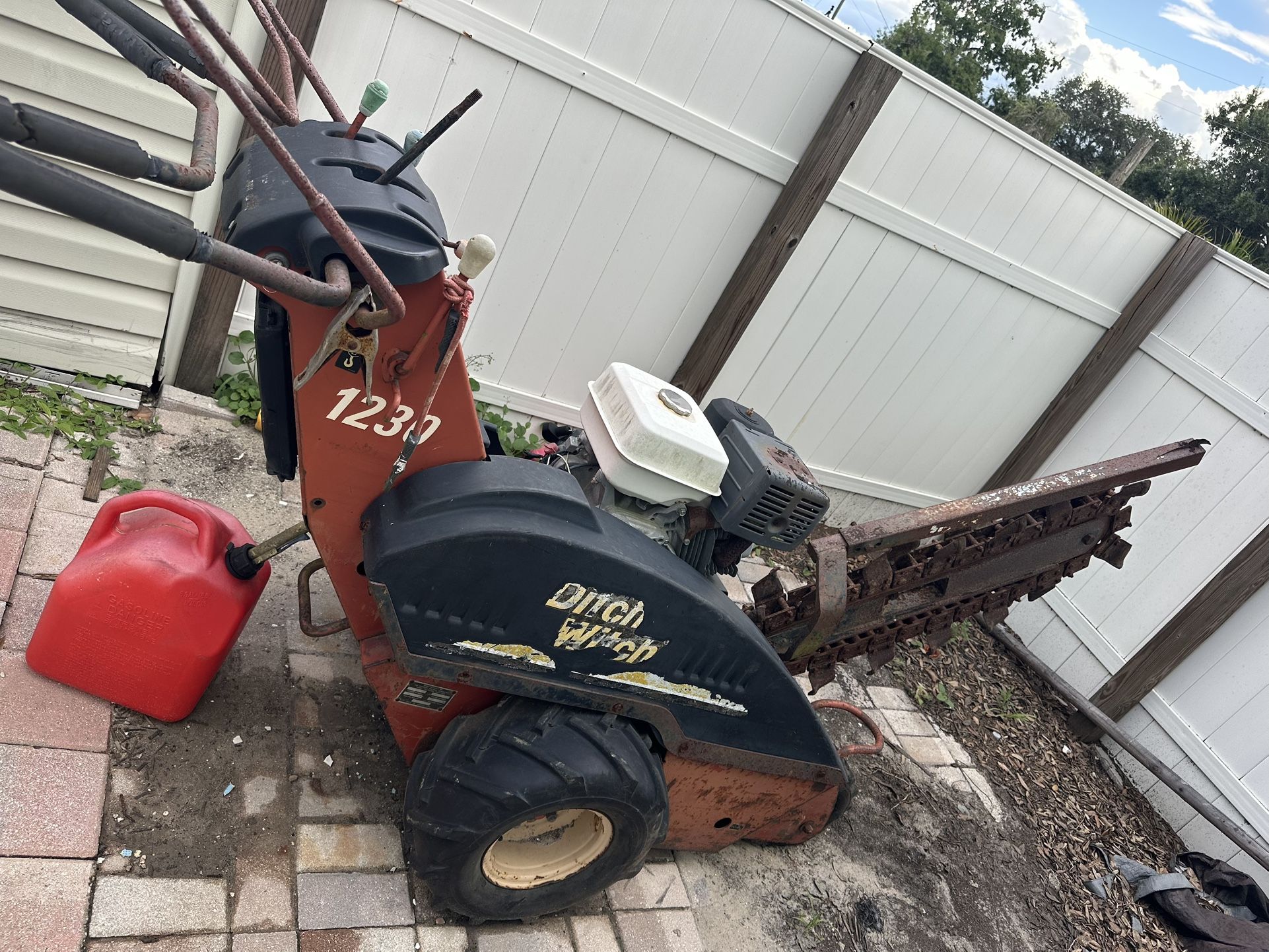 1230 Ditch Witch 340cc Honda
