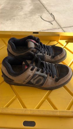 Mountain biking shoes