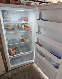 Freezer upright 17 cubic frost free convertible unit ENERGY STAR (free local delivery)