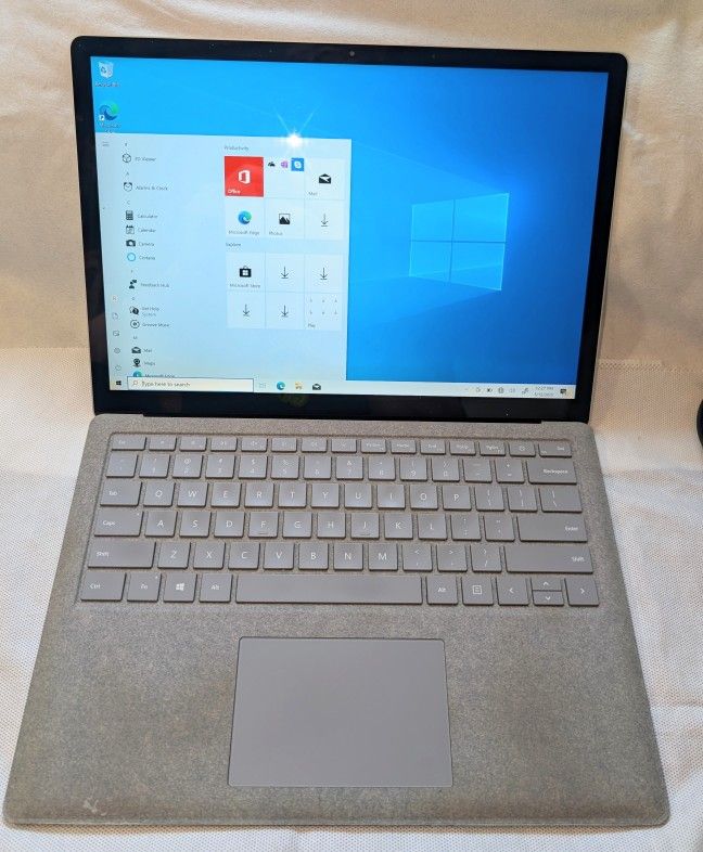 Nice Silver MICROSOFT SURFACE LAPTOP WINDOWS 10 TOUCHSCREEN 8GB RAM PENTIUM i5 - Queens Pick Up -