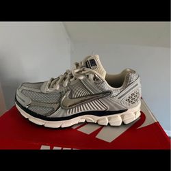 Women Nike Zoom Vomero 5 casual shoe