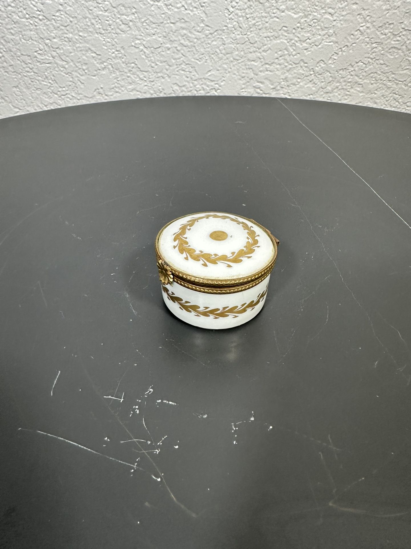ANTIQUE SIGN MADE IN FRANCE LIMOGES HAND PAINTED GOLD GILT ROUND TRINKET BOX NR