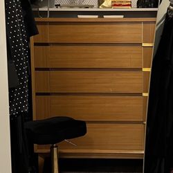 A Vintage Mid-Century 5-drawer Dresser 