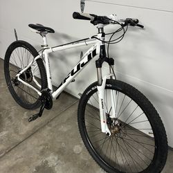 Fuji nevada 29er hardtail mountain bike size medium