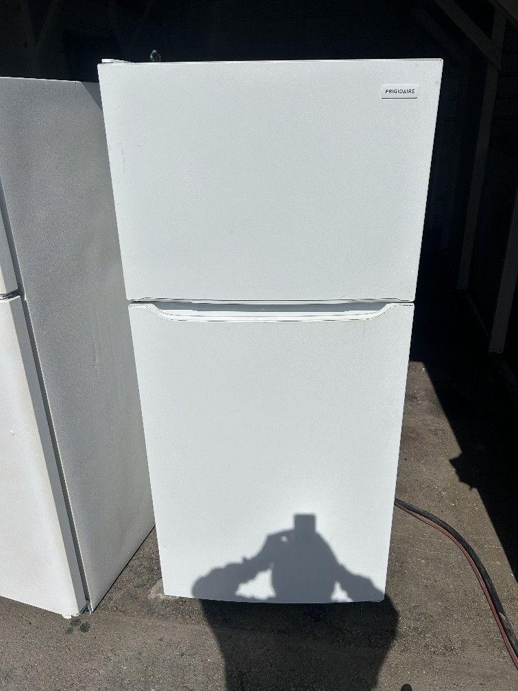 Frigidaire 18 Cu Ft Refrigerator And Freezer