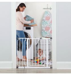 BRAND NEW Easy Step Safety Gate