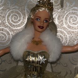 Gorgeous 2000 Holiday Barbie No Box!