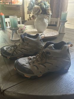 Men’s Size 10.5 Merrell Moab Hiking Boots