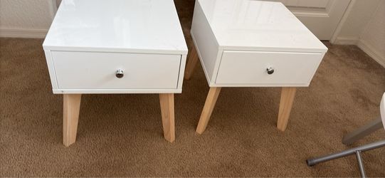 Set of 2 White Nightstands