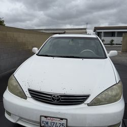 White Toyota Camry XLE 2005 Sedan 4D