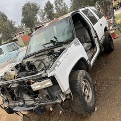 1998 Chevy Tahoe 4x4 Part Out 
