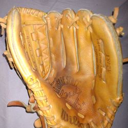 WILSON -GREG MADDUX - 11- INCH  BASE BALL GLOVE