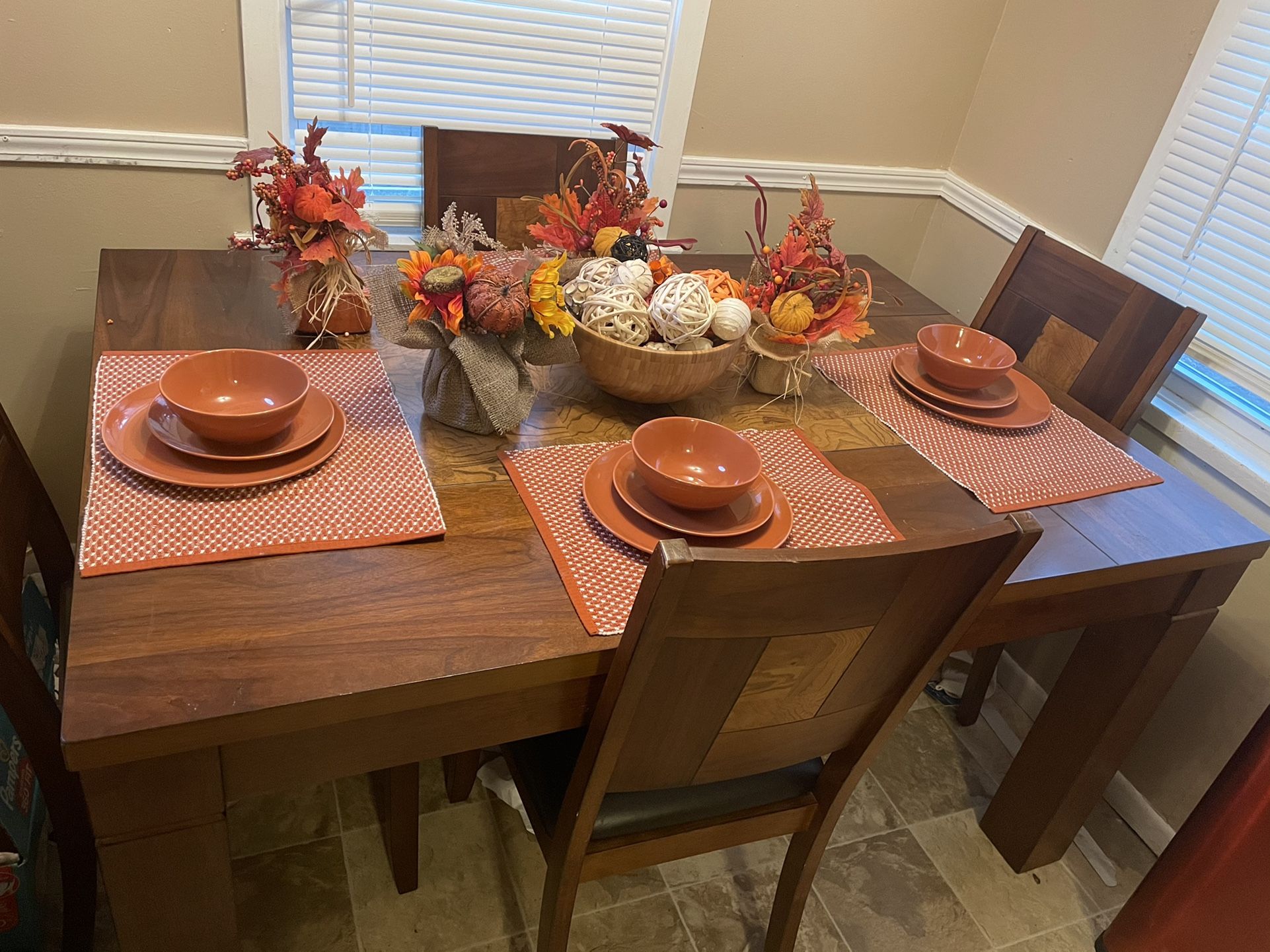 Table, chairs, Decor