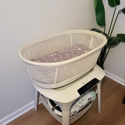 4 Moms Rocking Bassinet 