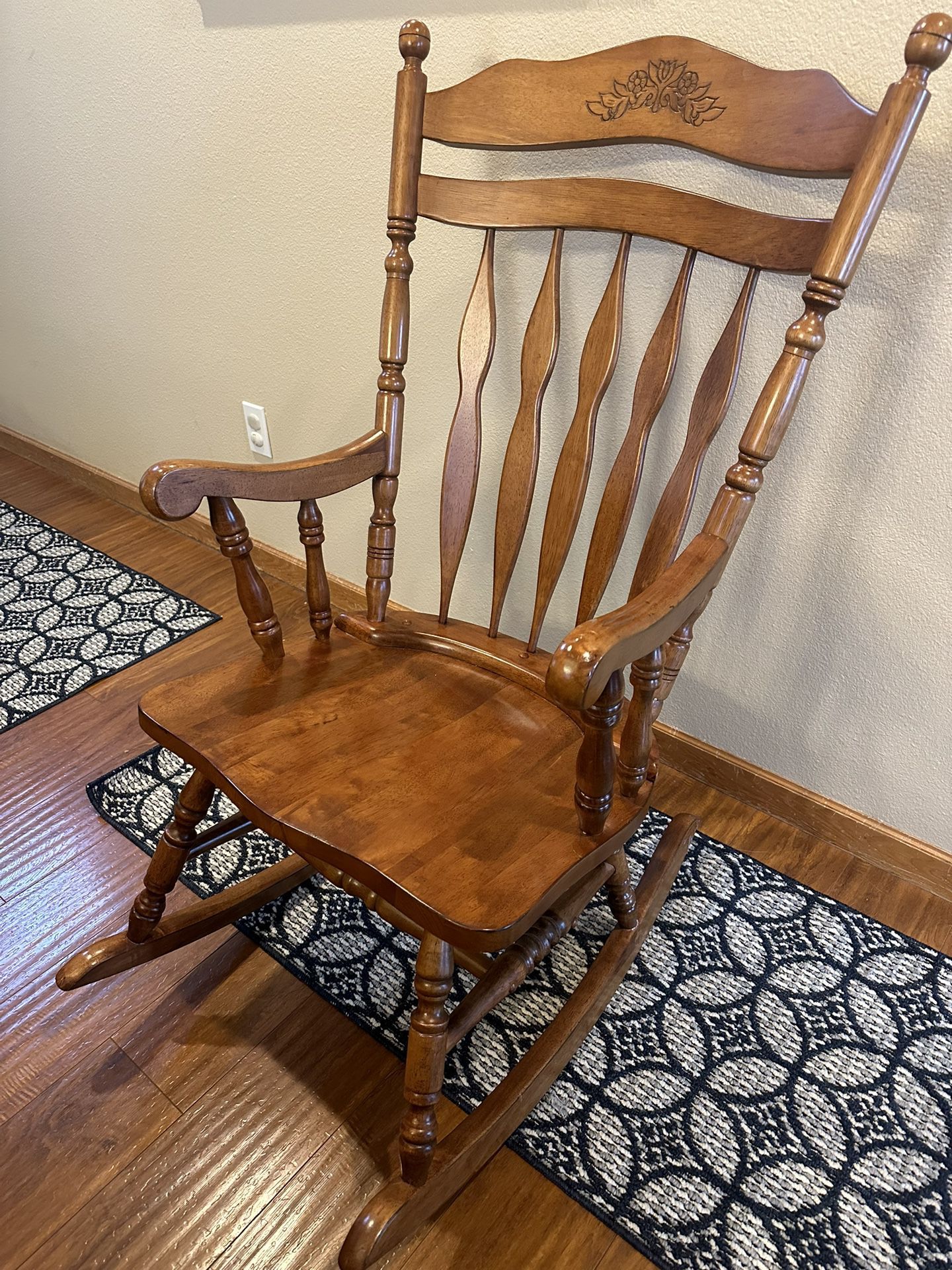 Wooden Rocking Chair (great condition) 