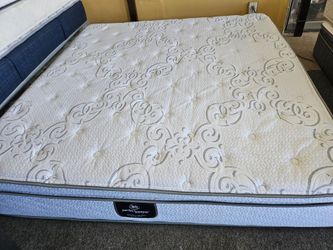 Serta Perfectsleeper
King Mattress And Box
Good conditions 240
dlls free delivery