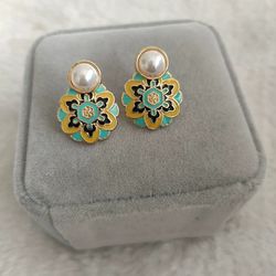 Glazed Light Blue And Yellow Pearl