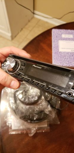 Pioneer DEH-X4700BT faceplate and remote control.