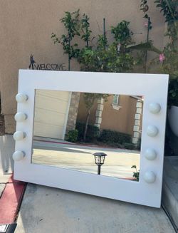 Vanity Mirror W Hollywood Lights