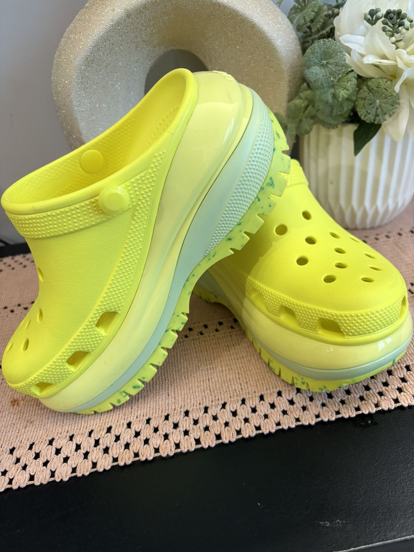 Highlighter Crocs Size 2m 4w