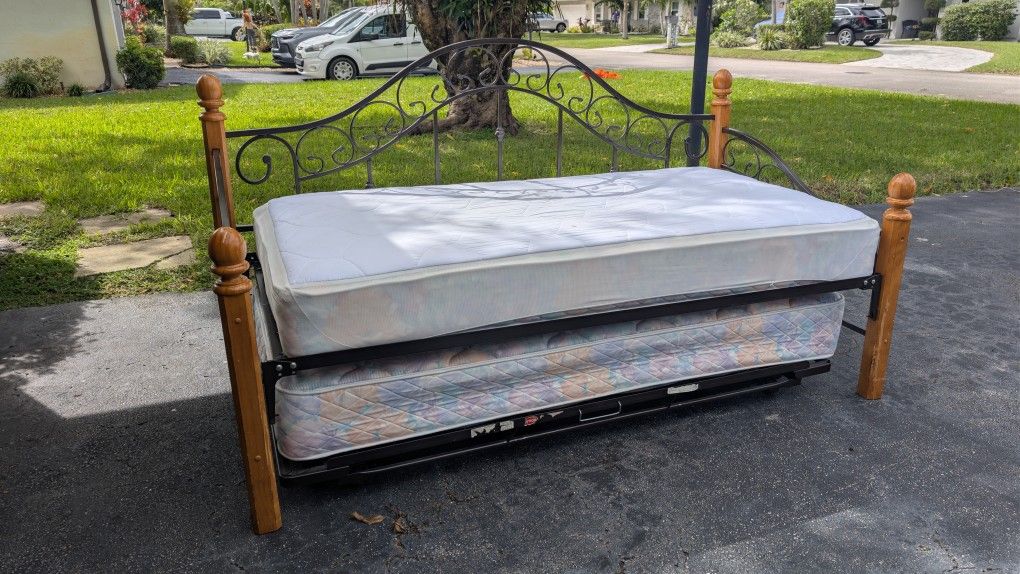 TWIN DAY BED FOR SALE