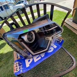 2023-KIA NIRO HEADLIGHT ASSEMBLY OEM RIGHT PASSENGER SIDE LED It's broken inside but outside it's very good and works at 100%.
