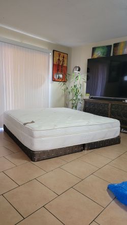KING SIZE SAATVA ORGANIC COTTON MATTRESS AND BOXSPRINGS FOR SALE! IN GREAT CONDITION, FREE DELIVERY