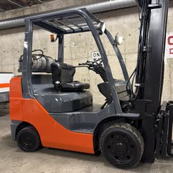 TOYOTA M8 forklift,6600 lb, 3 stage, side shift 