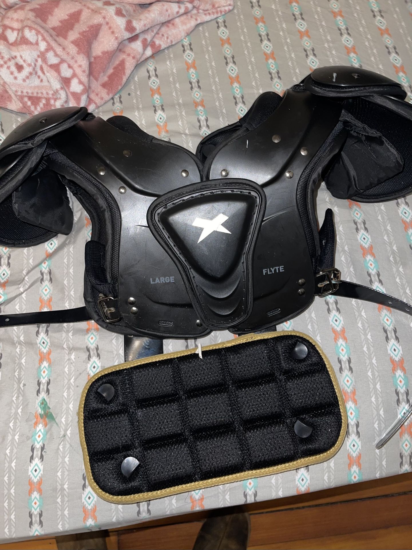 Xenith Shoulder Pads Large 100$